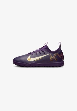 Scarpe da ginnastica viola con finitura testurizzata, caratterizzate da uno swoosh dorato della Nike e accenti a motivo sui lati. Design a profilo basso con lacci.