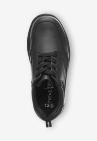 Chaussure en cuir noir avec un bout arrondi, un laçage, un col rembourré et une languette à l'arrière; étiquette de taille visible à l'intérieur.