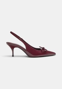 Bordo patentin usnjeni slingback petki s koničastim nosom, majhnim vozlom in ozkim stiletto petkom. Gladka, sijoča tekstura.
