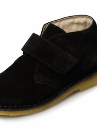 Černé semišové kotníkové boty s Velcro páskem, polstrovaným interiérem a žlutou gumovou podrážkou pro lepší přilnavost a pohodlí.