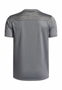 T-shirt de sport gris à manches courtes avec un panneau de dos texturé au niveau de l'épaule et un tissu lisse dans le bas du dos sur fond blanc.