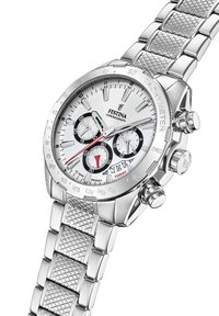 Orologio cronografo argento con bracciale in acciaio inossidabile testurizzato, quadrante bianco, tre sottodial e accenti rossi e neri sul quadrante.