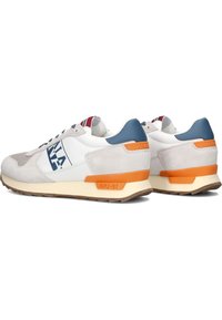 Sneaker con lacci in una combinazione di pelle bianca e suede grigio, con un tallone in accento blu e un marchio arancione su una suola chiara.