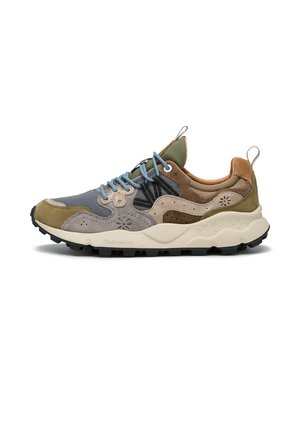 Zapatillas multicolores que combinan materiales de ante y malla. El diseño presenta formas curvas con una franja negra y una suela de goma beige.