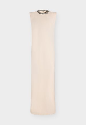 Hihaton, lattiaan ulottuva kerma mekko, jossa on korkea kaulus ja hopeiset helmiräätälöinnit.