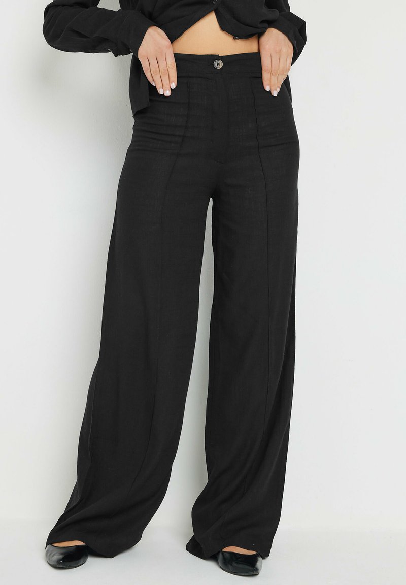 Zwarte wijde broek in lichtgewicht stof met een gladde textuur, hoge taille en een sluiting met een knoop aan de voorkant, met verticale naaddetails.