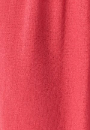 Tissu tricoté de couleur corail vif, présentant une texture fine avec des variations subtiles, une surface uniforme et sans motifs ni accents visibles.