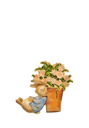 Figura in ceramica di un coniglio con un abito blu accanto a un vaso marrone pieno di fiori rosa, con foglie verdi e texture dettagliata.