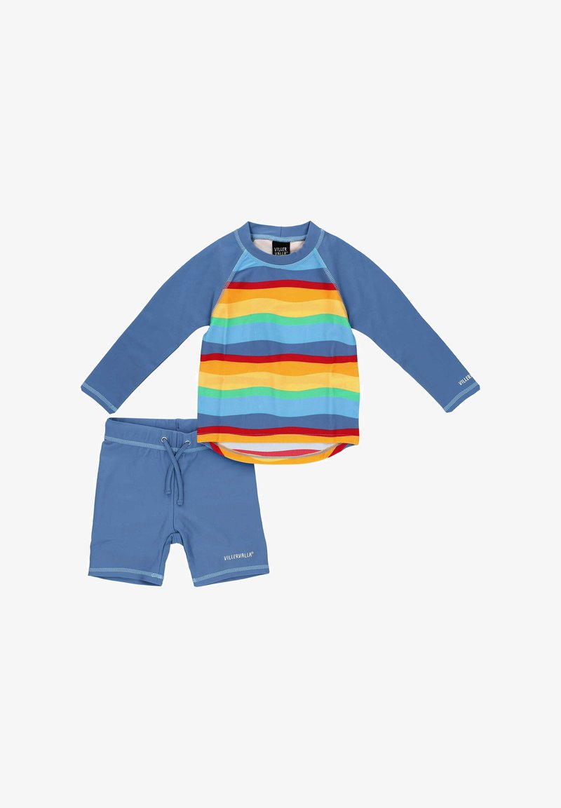 Ensemble de bain bleu composé d'un haut à manches longues avec des rayures horizontales multicolores et d'un short avec une taille élastique. Logo de la marque inclus.
