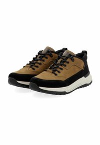 Chaussures en daim et cuir marron et noir avec une finition texturée, un design à lacets, une semelle en caoutchouc et une semelle intermédiaire blanche contrastante.