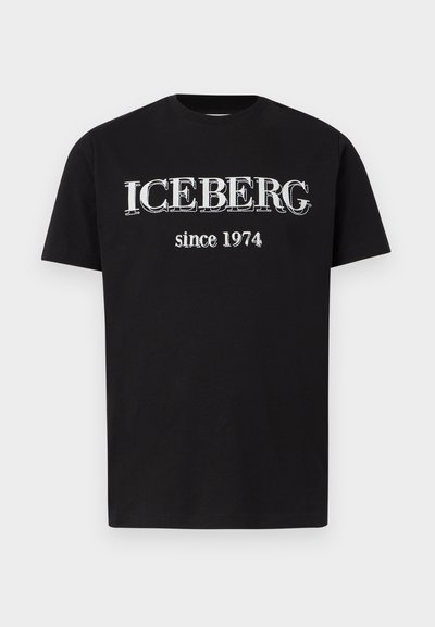 Μαύρο κοντομάνικο μπλουζάκι με άσπρα γράμματα «ICEBERG» και «since 1974» τυπωμένα στο κέντρο του μπροστινού μέρους.