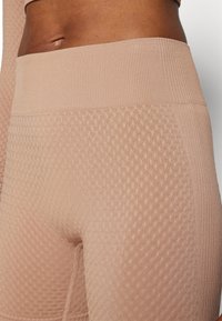 Even&Odd active MID RISE SEAMLESS CYCLING SHORTS WITH RIBBED WAISTBAND
 - Tights - dark brown