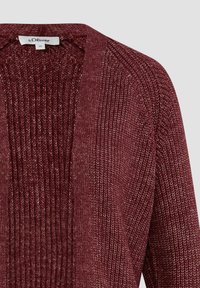 Ciemnoczerwony sweter z dzianiny z teksturowanym wzorem, rozpinany z przodu, z metką przedstawiającą markę "s.Oliver" oraz rozmiar 36.