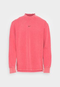 Červený svetr se zvýšeným límcem, dlouhými rukávy, žebrovanými manžetami a černým logem Nike na prsou. Měkký bavlněný materiál a volný střih.