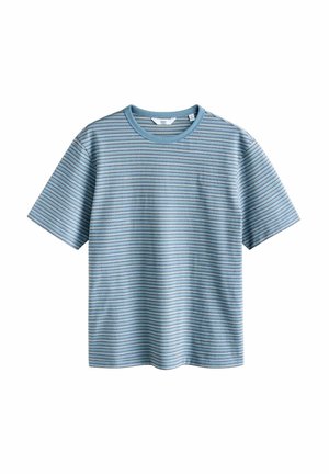 Blaues Strick-T-Shirt mit kurzen Ärmeln, dünnen horizontalen dunklen Streifen und rundem Ausschnitt, flach auf einem weißen Hintergrund liegend.