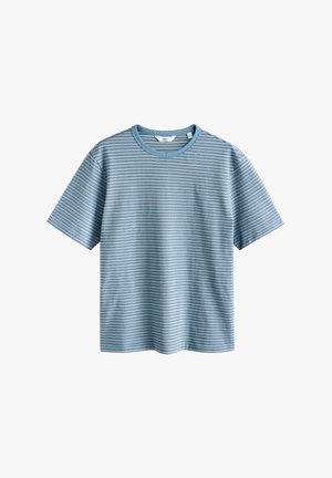 Niebieska dzianinowa koszulka z krótkim rękawem z cienkimi ciemnymi poziomymi paskami i okrągłym dekoltem, ułożona płasko na białym tle.