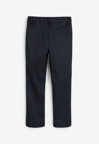 Pantalon bleu marine avec une taille élastique, coupe droite, poche arrière et texture lisse. Pas d'ornements supplémentaires visibles.