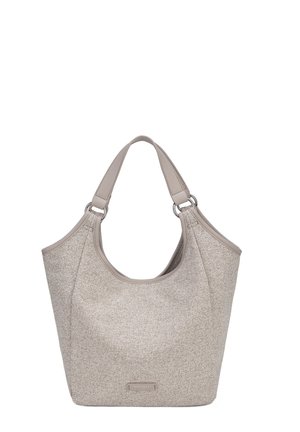 Borsa in tessuto beige con trama, manici larghi fissati da anelli metallici, apertura superiore curva e una piccola etichetta del marchio sul davanti.