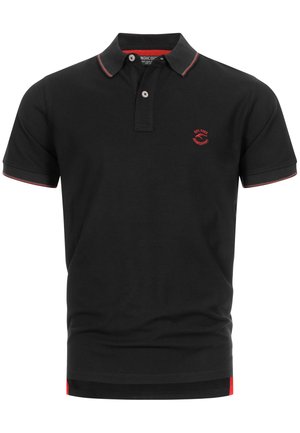 Polo shirt nera in cotone con accenti rossi. Presenta una chiusura con due bottoni, logo ricamato sul petto e dettagli a contrasto su colletto e maniche.