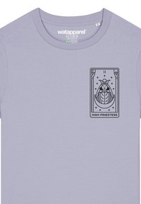 Helles lila T-Shirt aus weichem Stoff, mit einer schwarzen Illustration einer Karte, die mit "HOHEPRIESTERIN" beschriftet ist, und Sternakzenten.