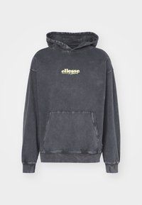 Sudadera con capucha negra de algodón suave, con un bolsillo tipo canguro, puños acanalados y un logo amarillo "ellesse Resort" en el frente. Textura desgastada.