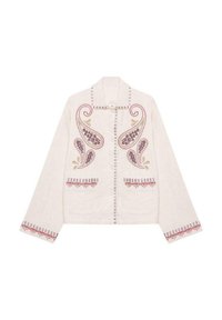 Chaqueta color crema con bordado de paisley en púrpura y verde. Presenta cierre de botones, dos bolsillos frontales y un adorno decorativo.