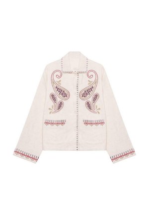 Chaqueta color crema con bordado de paisley en púrpura y verde. Presenta cierre de botones, dos bolsillos frontales y un adorno decorativo.