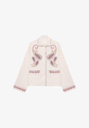 Chaqueta color crema con bordado de paisley en púrpura y verde. Presenta cierre de botones, dos bolsillos frontales y un adorno decorativo.