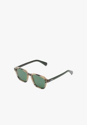 Lunettes de soleil carrées avec verres verts et montures translucides à motif de cuir de tortue, branches noires, présentées sous un angle montrant les vues latérale et frontale.