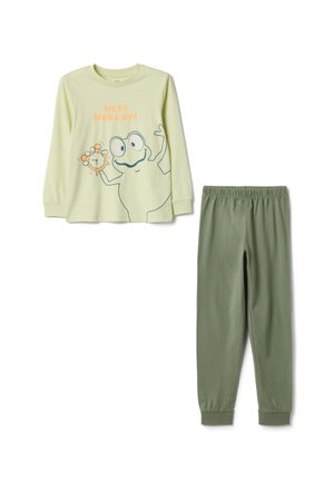 Parte superior de pijama de manga larga verde claro con gráfico de rana y eslogan, combinada con pantalones de cintura elástica verde oscuro. Material suave de mezcla de algodón.
