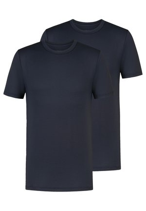 To ensfarvede mørkeblå T-shirts med korte ærmer og rund hals, lagt lagvis med den ene lidt bag den anden på hvid baggrund.
