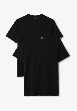 Zwei schlichte schwarze Kurzarm-T-Shirts mit Rundhalsausschnitt, übereinanderliegend auf weißem Hintergrund, Markenetikett am Kragen sichtbar.