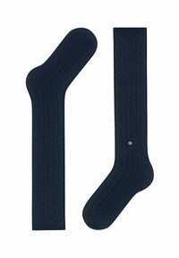 Calzini a coste blu navy con una forma ad arco distintiva, caratterizzati da una punta piatta e un accento metallico decorativo vicino al polsino.