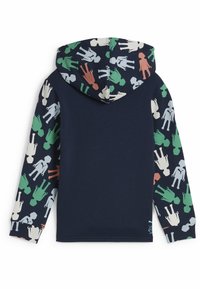 Sudadera Navy con capucha; mangas con un patrón que presenta figuras humanas abstractas coloridas en verde, rojo y crema sobre un fondo oscuro.