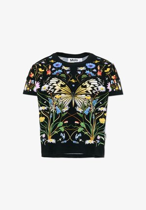 Zwart kort shirt met korte mouwen en een grote geel-zwarte vlinderprint, omringd door kleurrijke bloemen en groene stengels op de voorkant en mouwen.