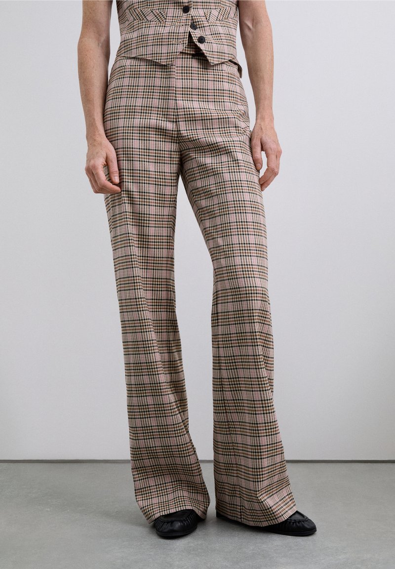 Karierten Hosen aus strukturiertem Stoff in Rosa-, Braun- und Grüntönen. Mit hoher Taille und weitem, ausgestelltem Bein. Schwarze flache Schuhe runden den Look ab.