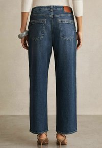 Reiss SELIN MID-RISE STRAIGHT PETITE - Laisvo kirpimo džinsai - mid blue