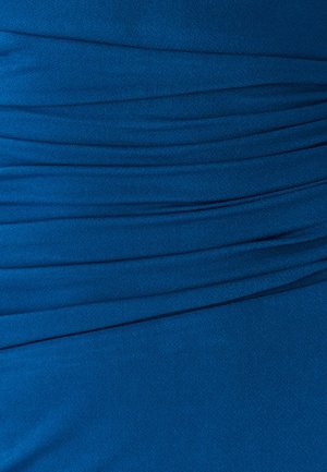 Tessuto di abito blu con texture raccolta, caratterizzato da pieghe orizzontali. Il materiale sembra liscio e leggermente elastico.