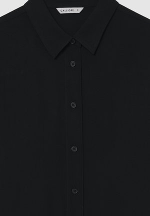 Camicia nera con colletto classico, dotata di sei bottoni neri sulla parte anteriore. Realizzata in tessuto liscio con un design pulito e minimalista.