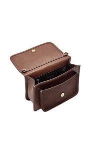 Brązowy skórzany portfel o strukturalnym wykończeniu, z klapką i złotymi akcentami. Wnętrze zawiera wiele przegródek i kieszeni.