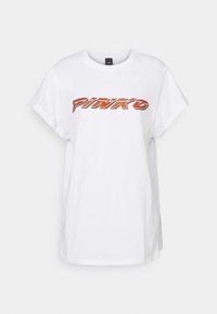 Bílý bavlněný tričko s kulatým výstřihem a ohrnutými krátkými rukávy. Na přední straně se nachází slovo "PINKO" v oranžové barvě se strukturovaným vzorem.