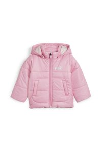 Rosa puffjacka med huva, har ett dragkedjestängning, två framfickor och en vit logotyp på vänster bröst. Slät yta, kviltad design.
