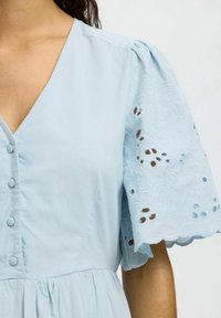Selected Femme DAHLIA SHORT BRODERI - Vestito casual - cashmere blue