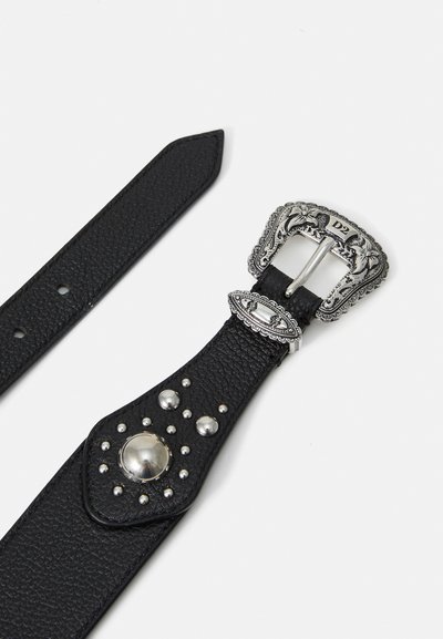 Cintura in pelle nera con una fibbia decorativa in argento caratterizzata da un design intricato e da numerosi rivetti metallici lungo la cinghia.
