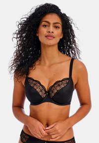 Sostén negro con aros, que cuenta con copas de encaje floral, diseño acolchado, borde en forma de concha, tirantes ajustables y adornos decorativos en la parte frontal.