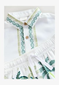 Valitud, white safari print border