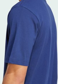 adidas Sportswear COLLEGIATE  - Marškinėliai su spaudiniu - dark blue