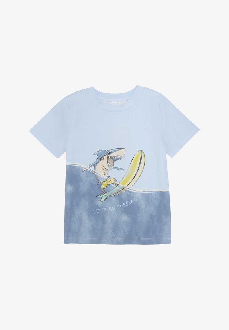 Lys blå bomulds t-shirt med et grafisk motiv af en haj, der surfer på et gult surfbræt, tekst der siger "LAD OS SURFE", og et gradient-design.