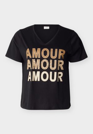 Černé tričko s krátkými rukávy a výstřihem do V, s nápisem "AMOUR" vytisknutým třikrát zlatými a vzorovanými zlatými písmeny přes přední stranu.