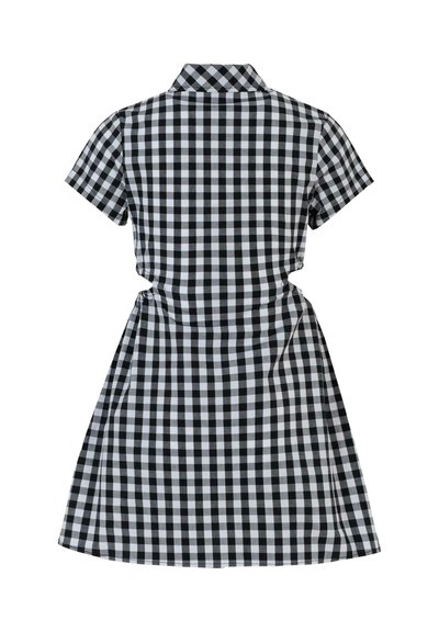 Abito in gingham bianco e nero con maniche corte, colletto e vita aderente che sfocia in una gonna svasata.